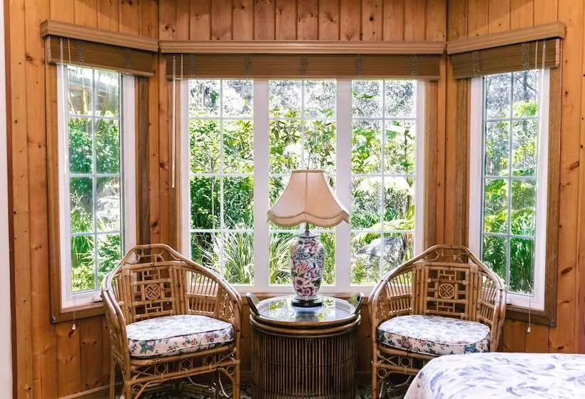 Deluxe Room, Kilauea Lodge And Restaurant