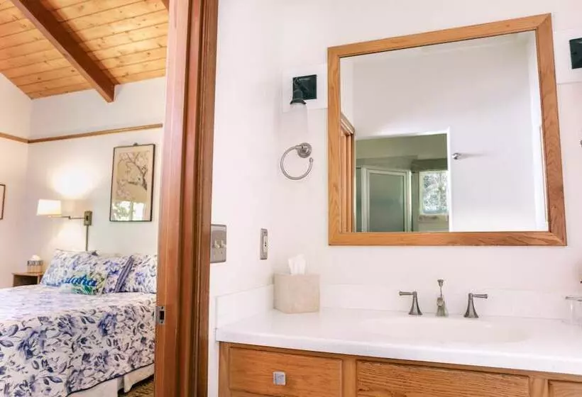 Deluxe Room, Kilauea Lodge And Restaurant