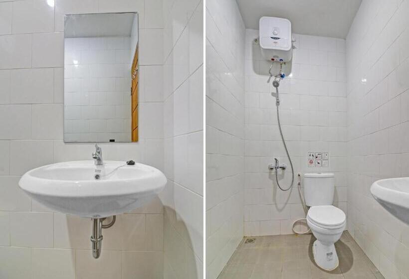 带大床的豪华间, Oyo 90820 Madania Guesthouse