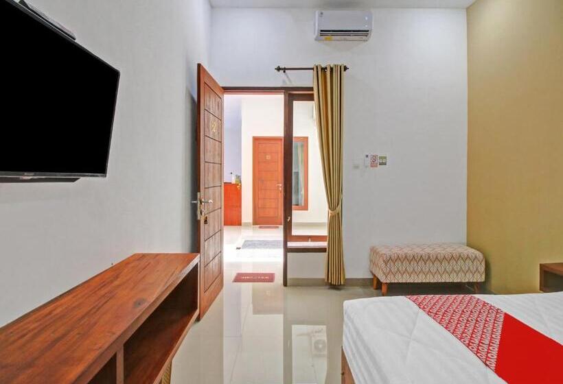 带大床的豪华间, Oyo 90820 Madania Guesthouse
