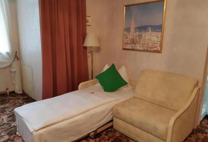 اتاق استاندارد سه نفره, Aviano Boutique