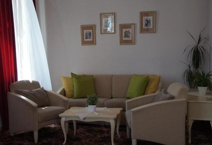 اتاق استاندارد سه نفره, Aviano Boutique