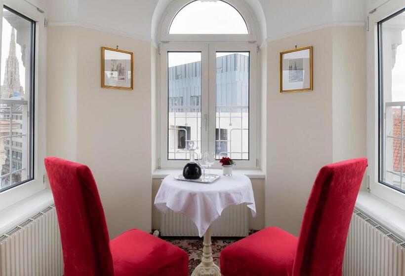 سوییت لوکس, Aviano Boutique