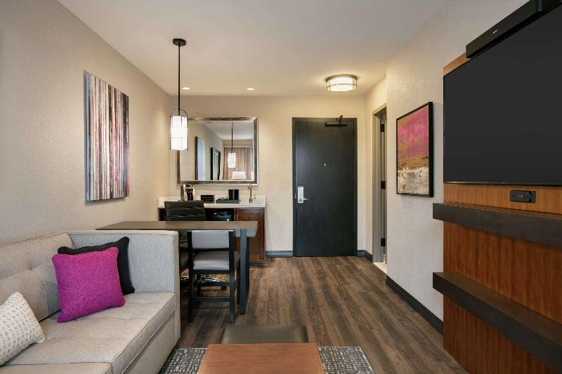 标准单人间, El Angolo