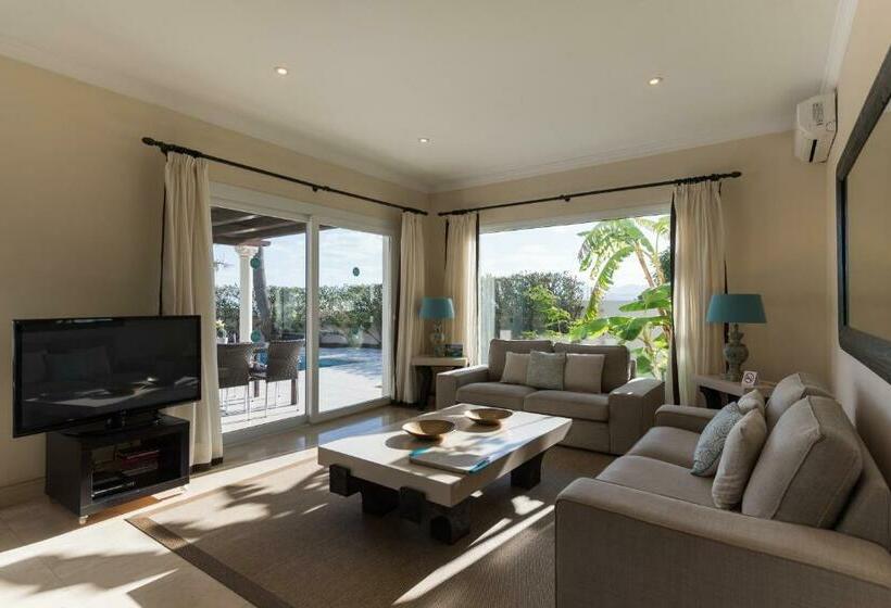 Вилла 3 Спальни с Бассейном, Villas Alondra