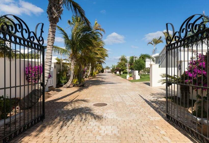 Вилла 3 Спальни с Бассейном, Villas Alondra