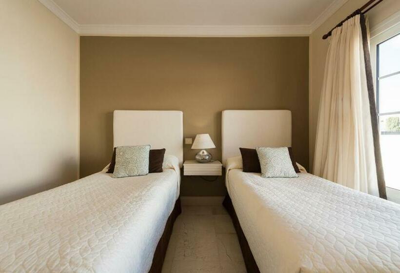 Вилла 3 Спальни с Бассейном, Villas Alondra