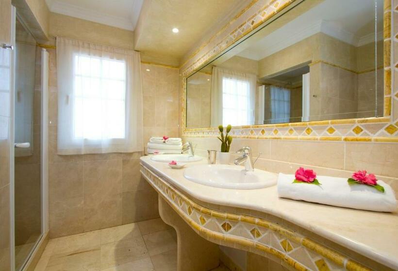 Вилла 3 Спальни с Бассейном, Villas Alondra
