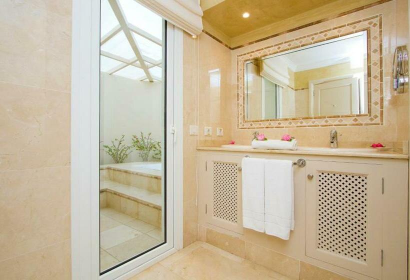 Вилла 3 Спальни с Бассейном, Villas Alondra