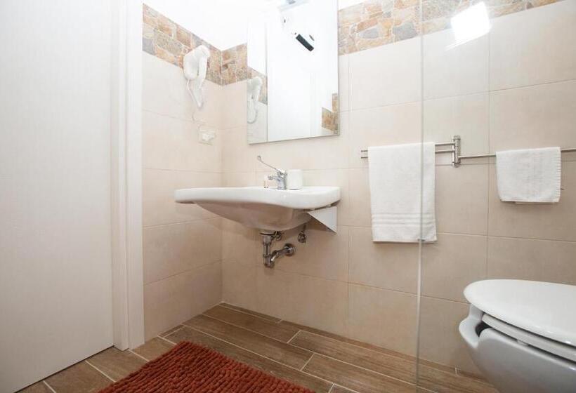 장애인을 위한 킹사이즈 침대 스탠다드 룸, Camurria