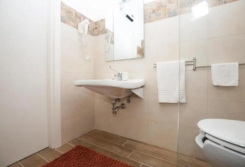 اتاق استاندارد با تخت بزرگ برای معلولان, Camurria