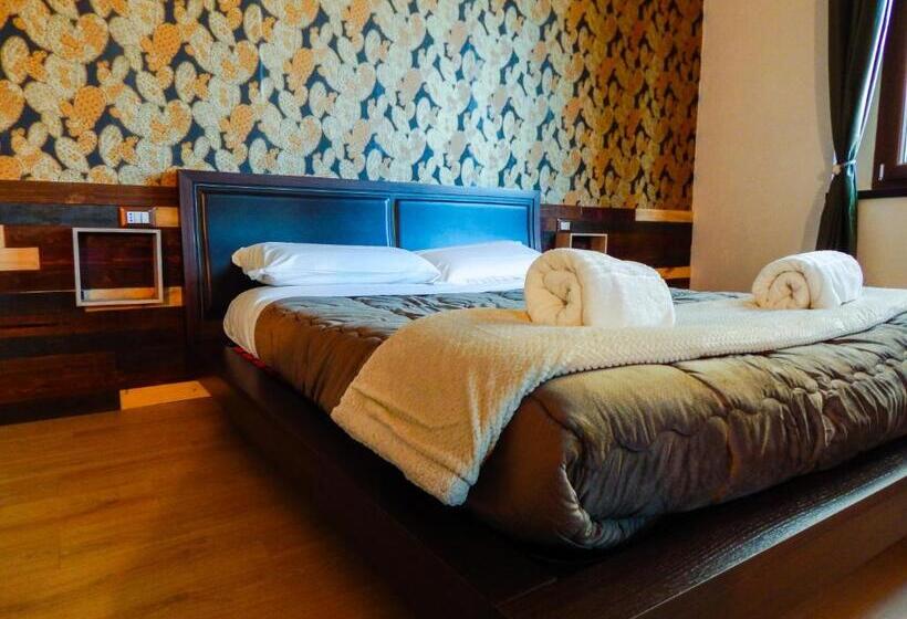 디럭스 패밀리 룸, Camurria