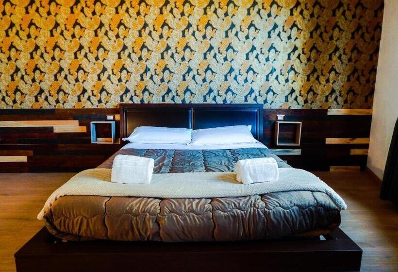 디럭스 패밀리 룸, Camurria