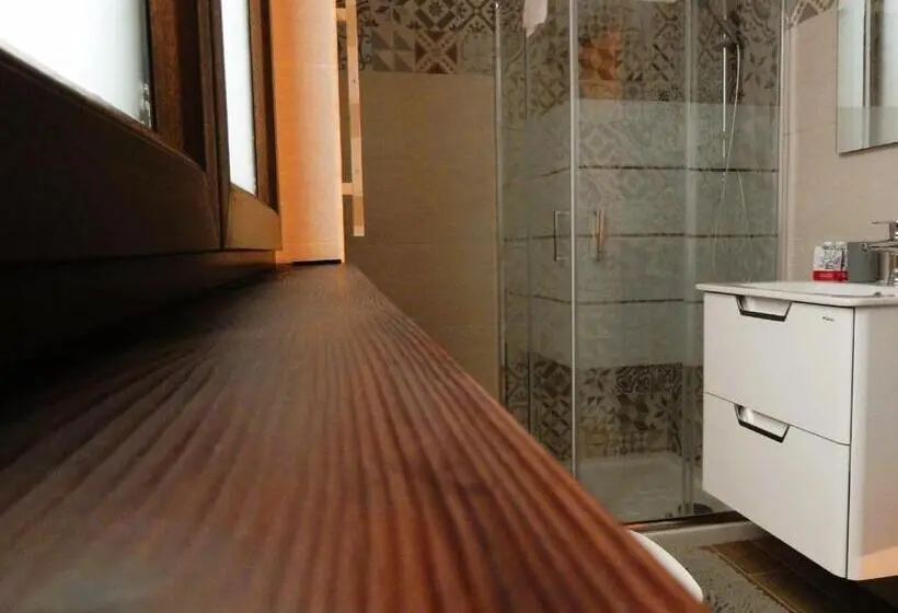 اتاق استاندارد سه نفره, Camurria