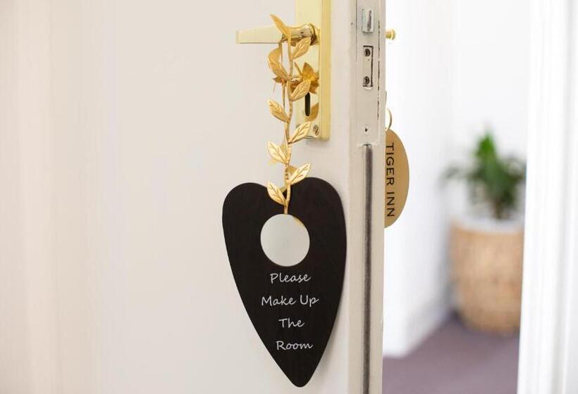 スタンダードルーム, The Tiger Inn