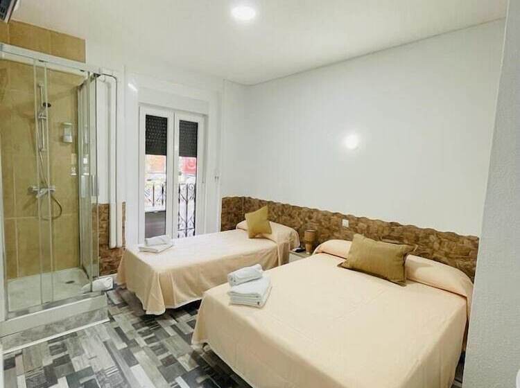 اتاق استاندارد سه تخته با سرویس بهداشتی مشترک, Hostal Noche Y Dia