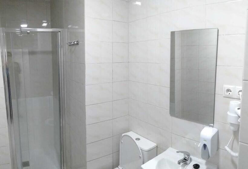 اتاق استاندارد سه تخته با سرویس بهداشتی مشترک, Hostal Noche Y Dia