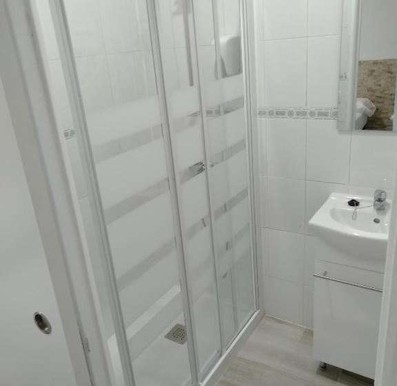 اتاق استاندارد سه تخته با سرویس بهداشتی مشترک, Hostal Noche Y Dia