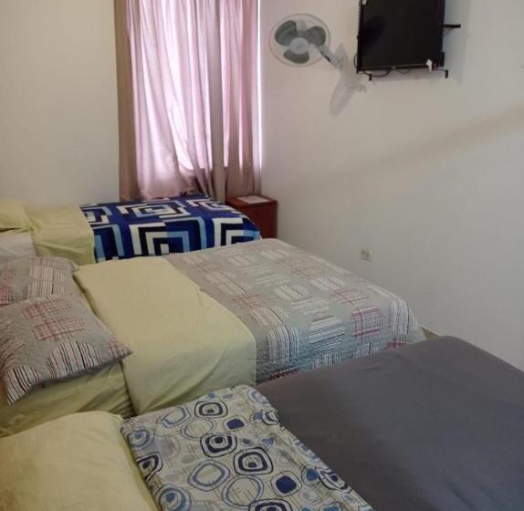 חדר סטנדרט לשלושה, Hostal Paris