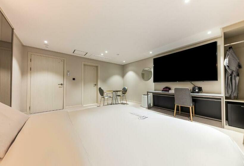 Номер Стандарт, Lium