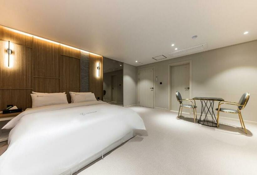 Номер Стандарт, Lium