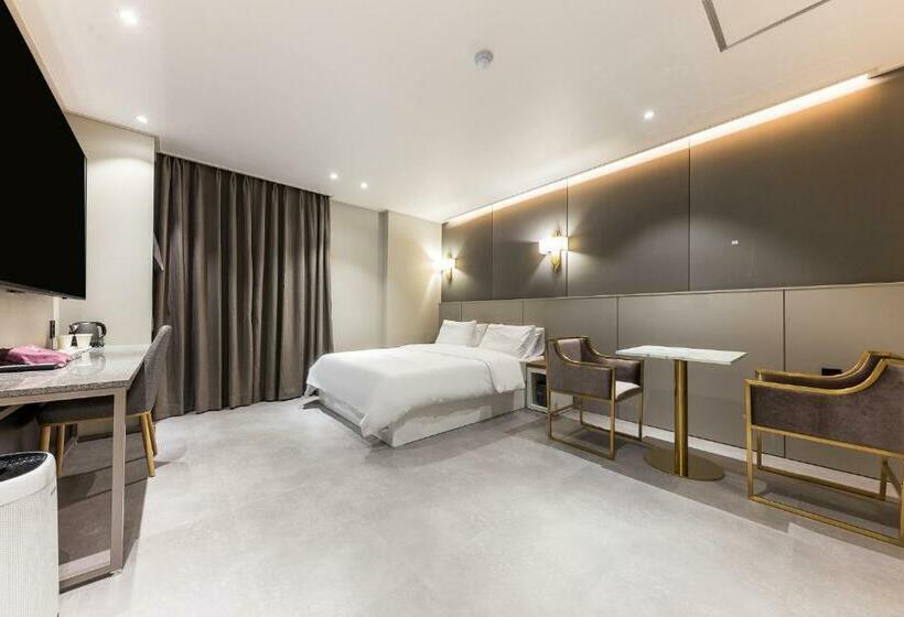 Номер Стандарт, Lium