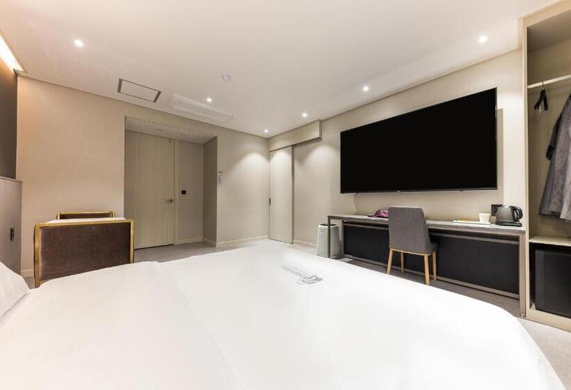 Номер Deluxe, Lium