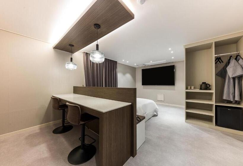 Номер Стандарт, Lium