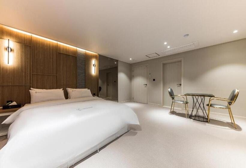 Номер Deluxe, Lium