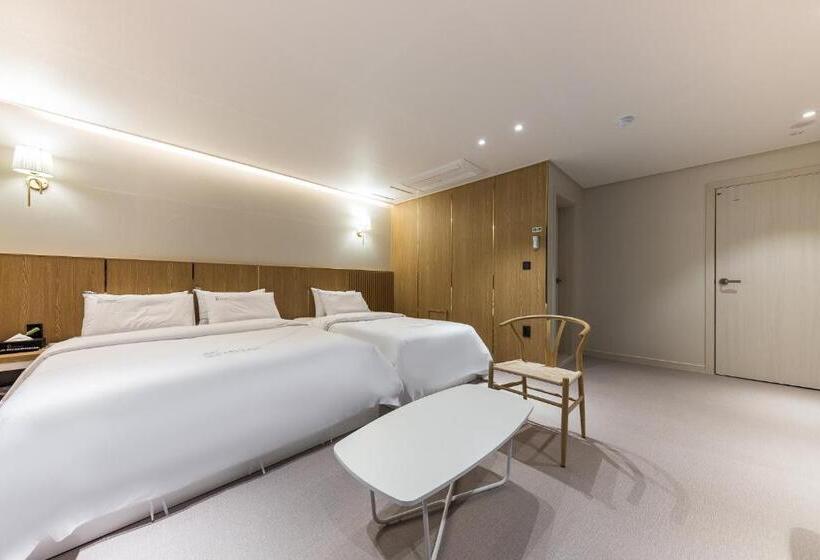 Номер Стандарт, Lium