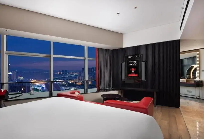 اتاق لوکس با چشم‌انداز دریا, Radisson Red Hotel Zhuhai Gongbei Port