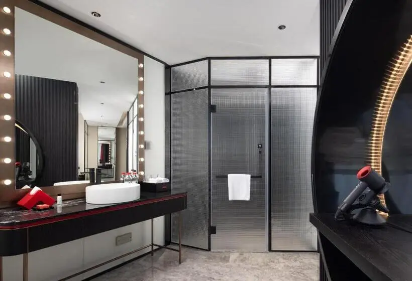 اتاق لوکس با چشم‌انداز دریا, Radisson Red Hotel Zhuhai Gongbei Port