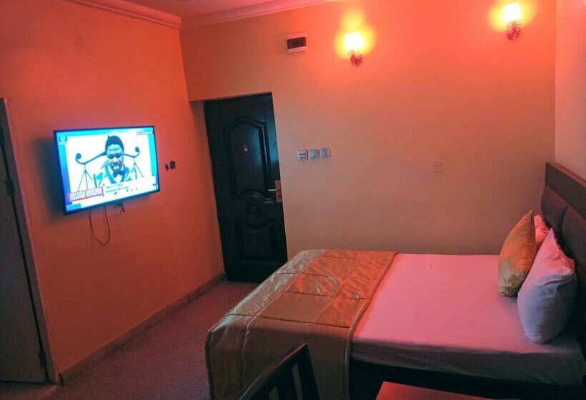 اتاق لوکس, Jaiye S Place