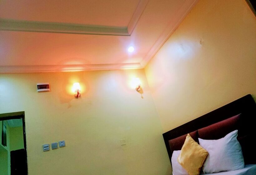 اتاق لوکس, Jaiye S Place