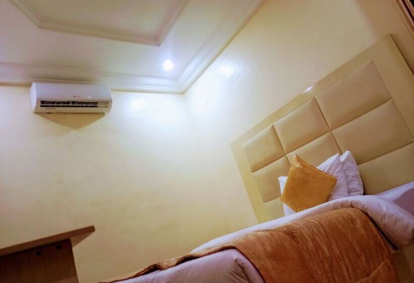 اتاق لوکس, Jaiye S Place