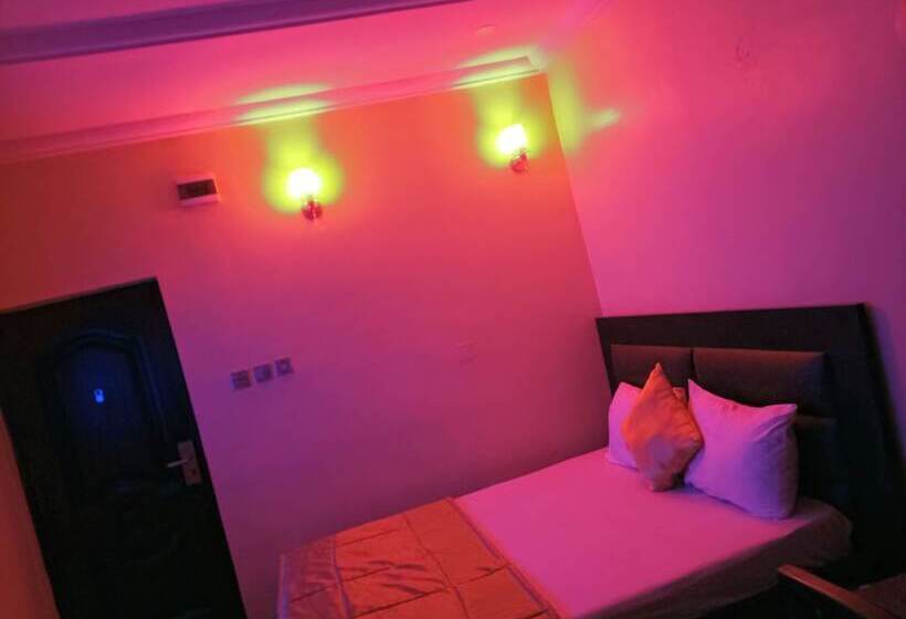 اتاق لوکس, Jaiye S Place