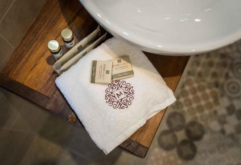 اتاق لوکس با بالکن, Mulberries