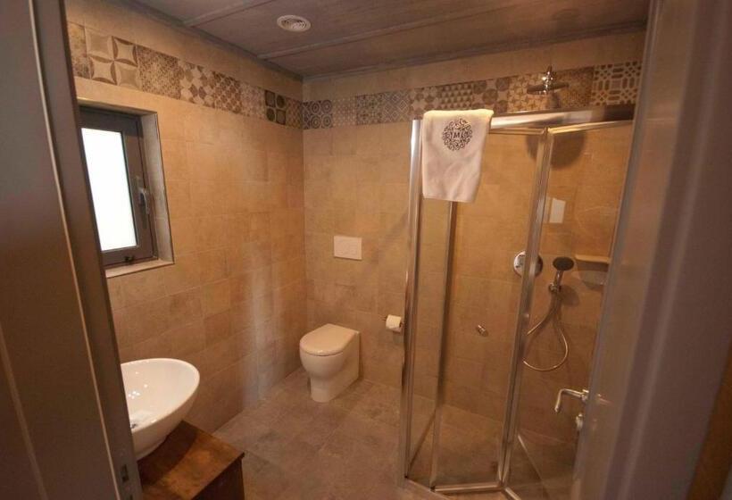 اتاق لوکس با چشمانداز باغ, Mulberries