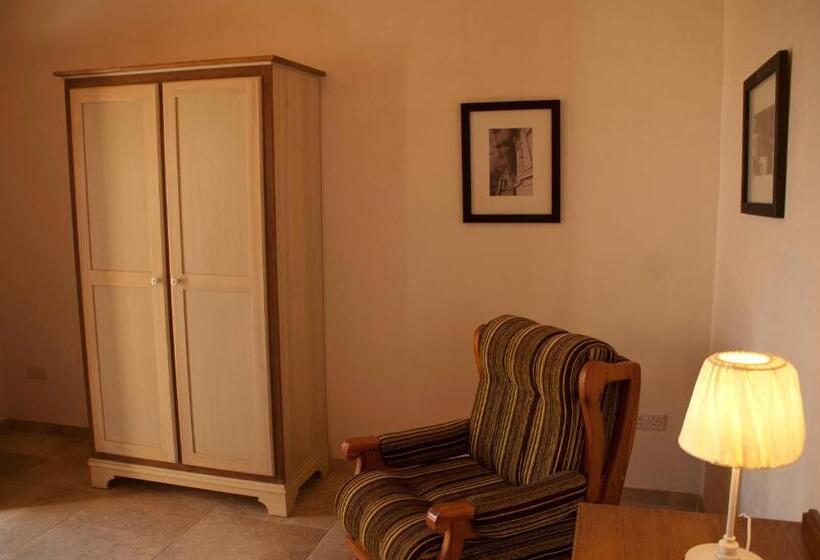 اتاق لوکس با چشمانداز باغ, Mulberries