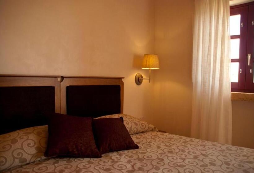 اتاق لوکس با چشمانداز باغ, Mulberries