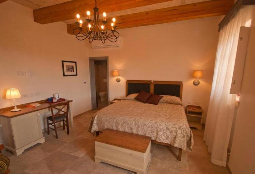 اتاق لوکس با چشمانداز باغ, Mulberries