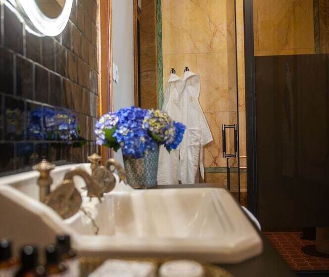 חדר סופריור, Torel Royal Court