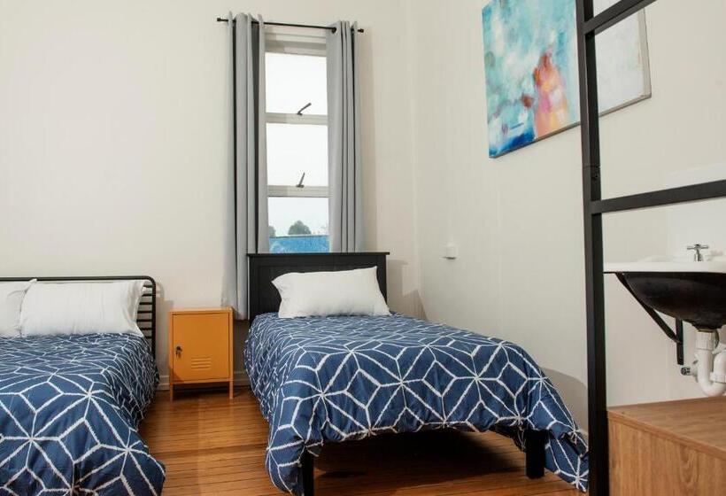 חדר משפחתי, The Met