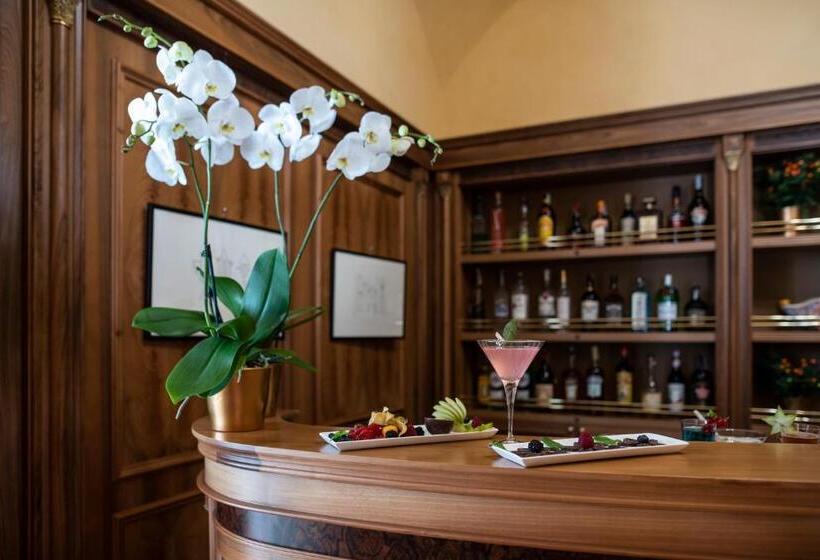 デラックスルーム, La Rondinaia