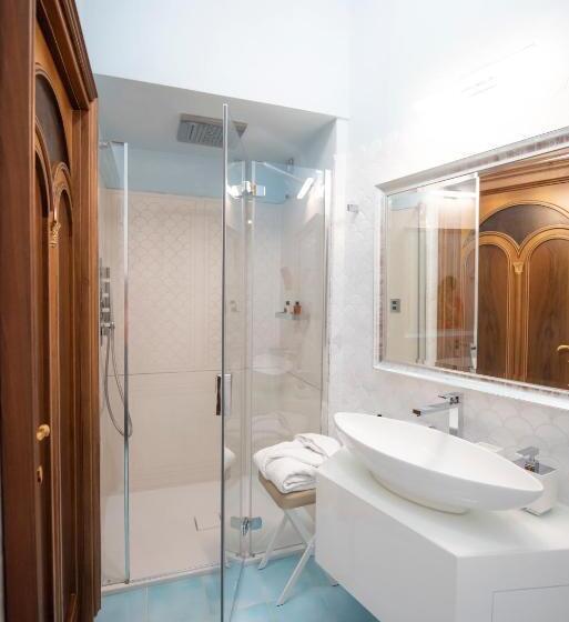 ファミリールーム, La Rondinaia