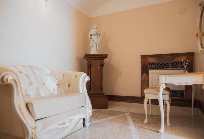 オーシャンビュージュニアスイート, La Rondinaia