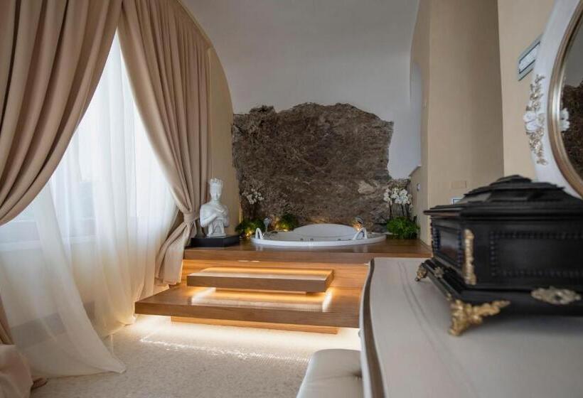 سوییت لوکس, La Rondinaia