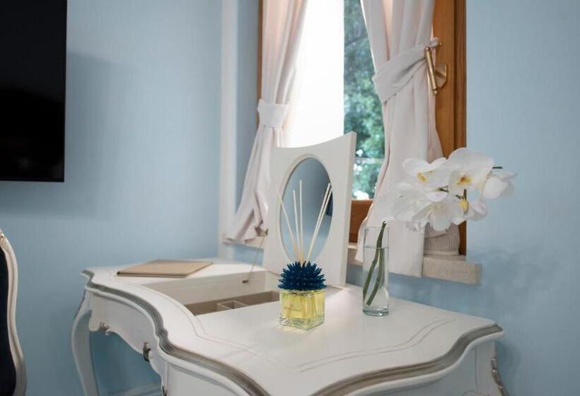 デラックスルーム, La Rondinaia