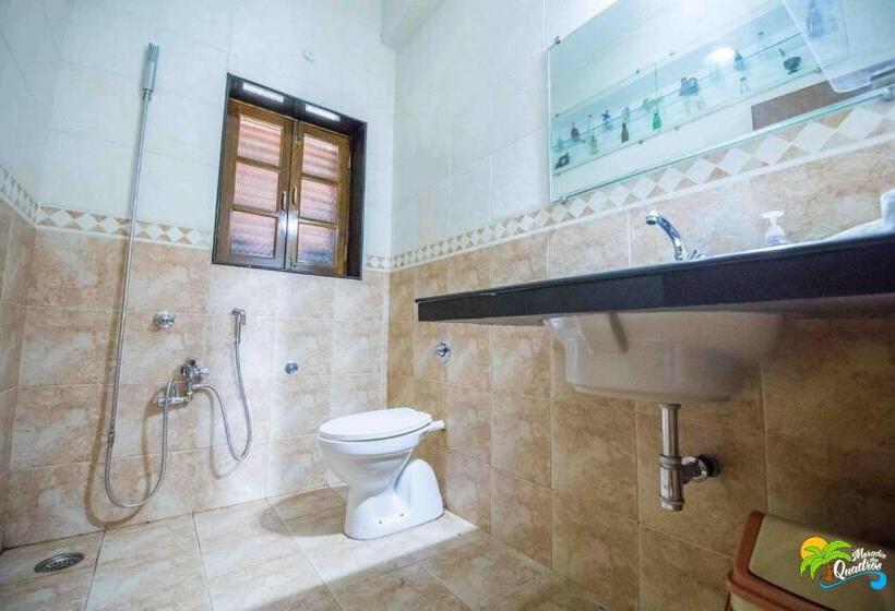 חדר משפחתי, Moradia Dos Quadros