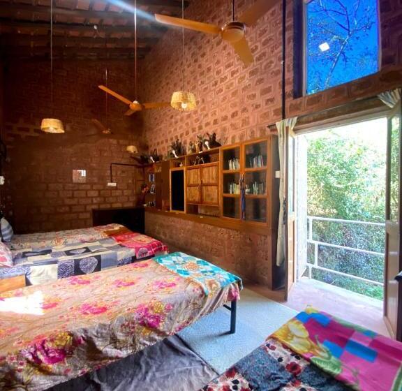 חדר אקונומי לארבעה, Moradia Dos Quadros